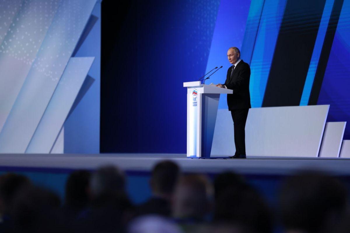 Vladimir Putin taler under United Russia-kongressen i Moskva 28. juni 2026.