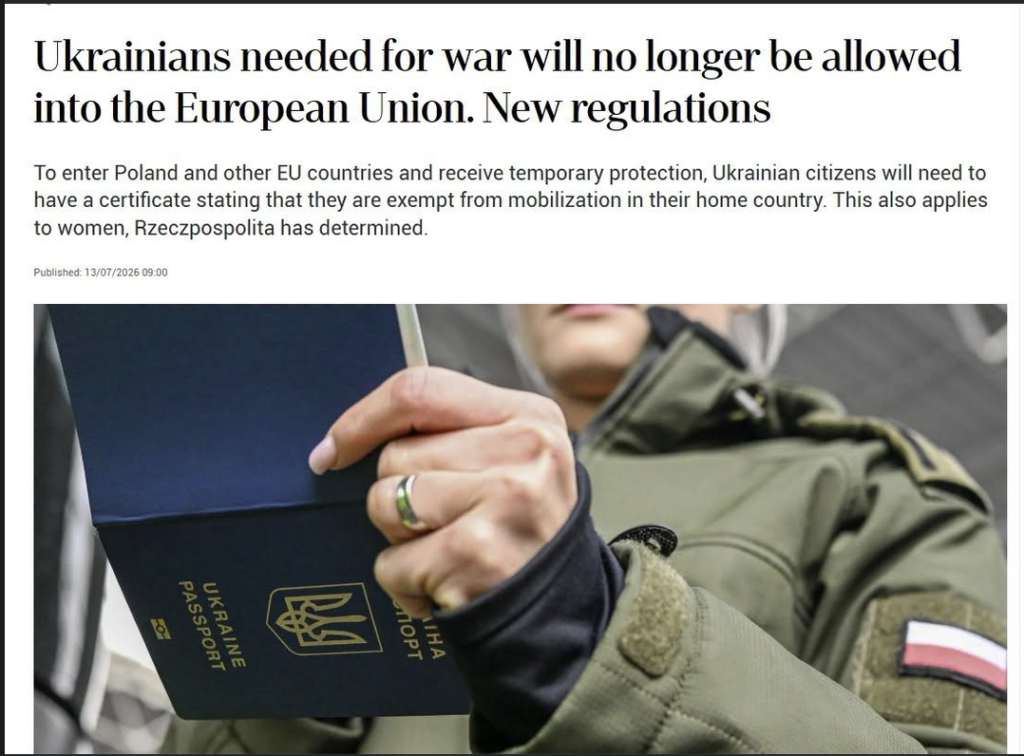 Ukrainsk pass holdes frem ved en grensekontroll, mens en person i militær bekledning med polsk flagg står i bakgrunnen.