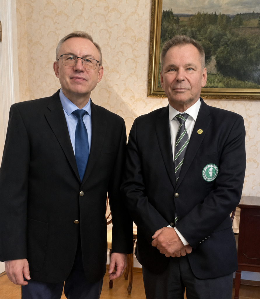 To menn i formelle dresser fotografert innendørs etter et møte med Russlands ambassadør til Norge.