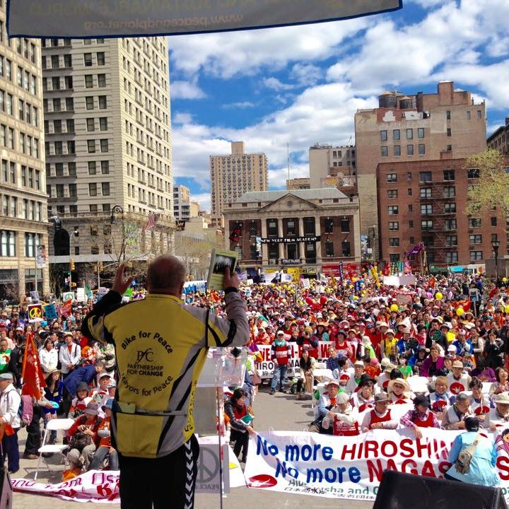Tore Nærland taler til freds- og atomvåpenaktivister under Peace & Planet-markeringen på Union Square i New York 26. april 2015.
