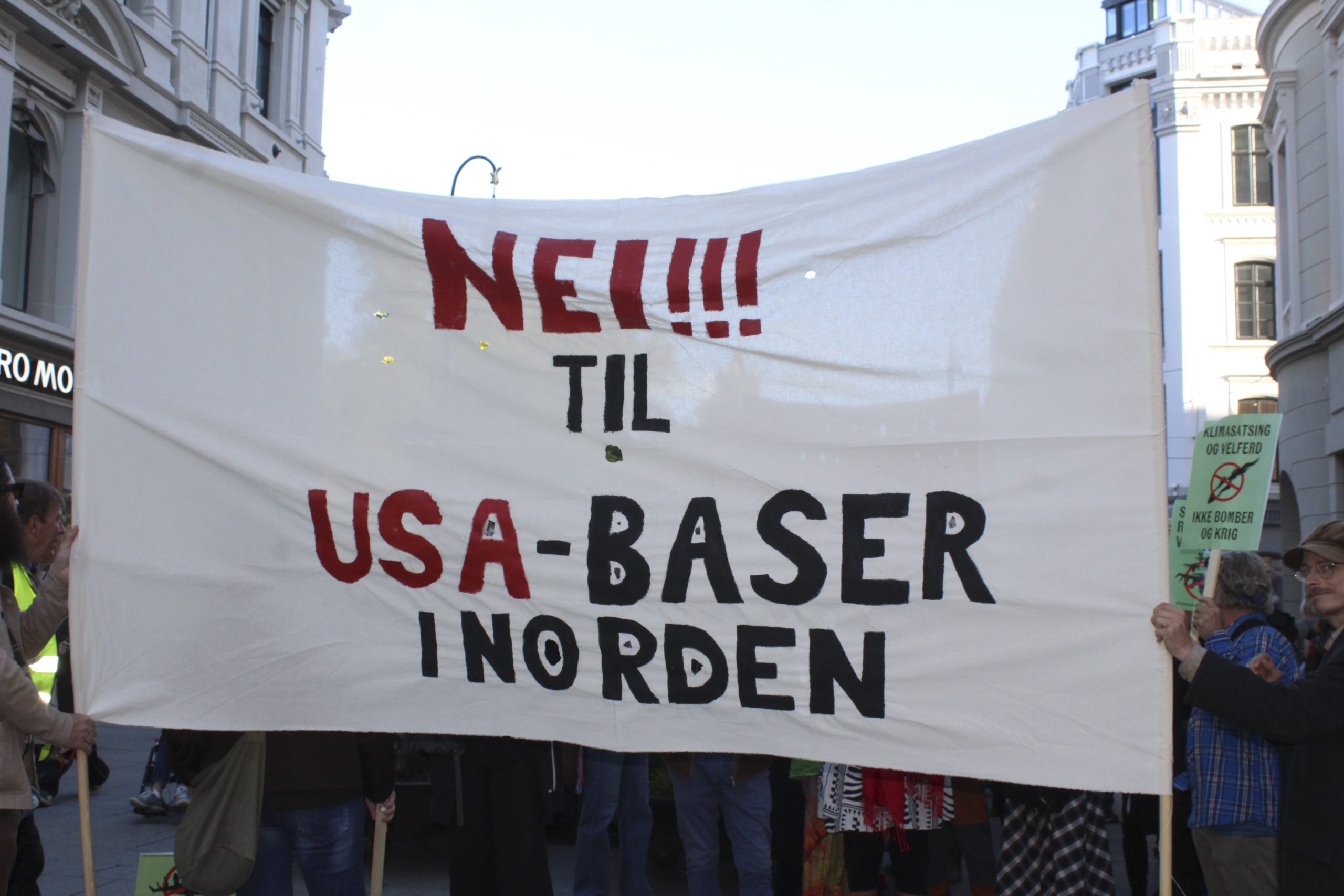 Nærbilde av et banner i Oslo med teksten «Nei til USA-baser i Norden».