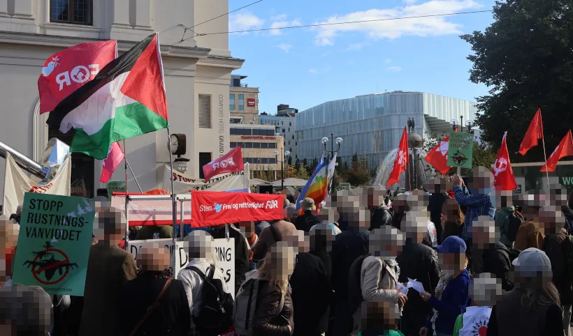 En folkemengde i Oslo med palestinske flagg, røde faner og plakater mot opprustning.